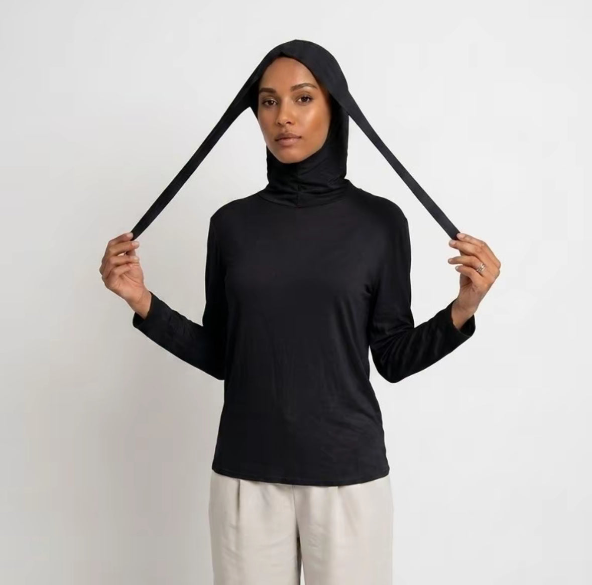 SOUS PULLE AVEC CAGOULE INTEGRE Lot de 5pcs de meme couleur