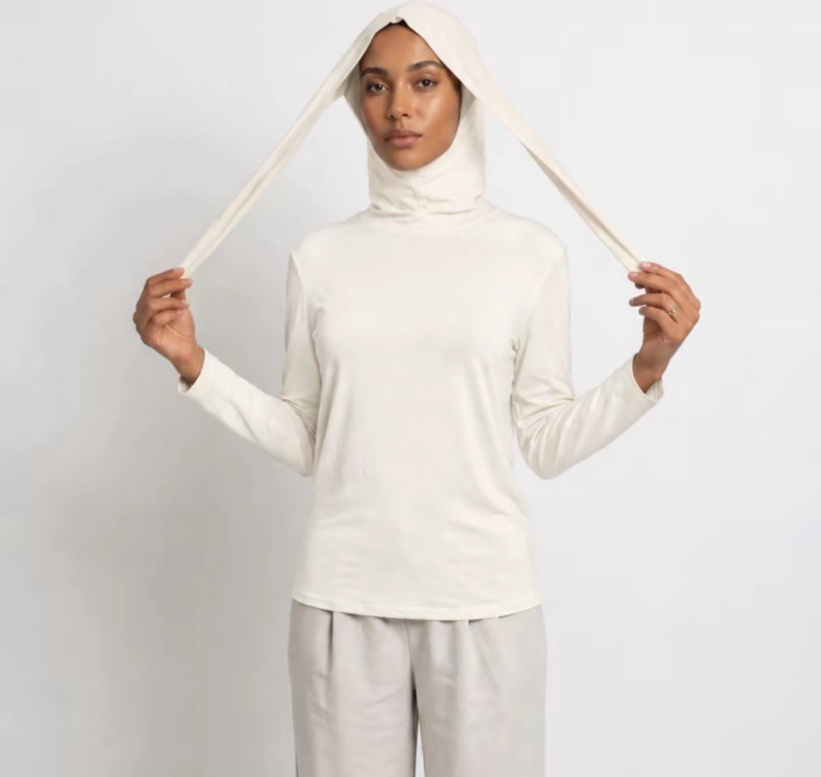 SOUS PULLE AVEC CAGOULE INTEGRE Lot de 5pcs de meme couleur