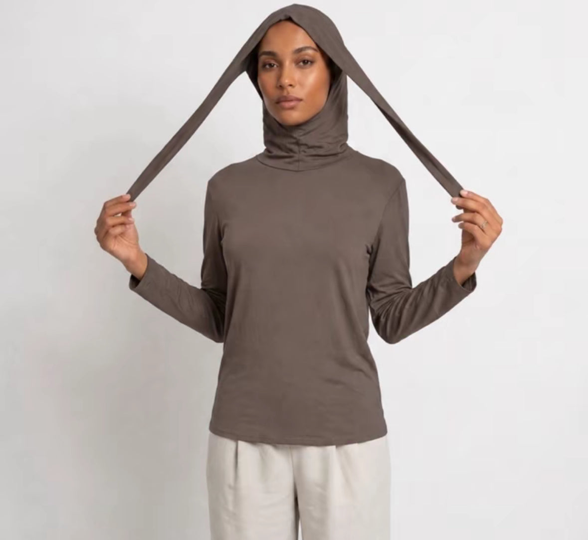 SOUS PULLE AVEC CAGOULE INTEGRE Lot de 5pcs de meme couleur