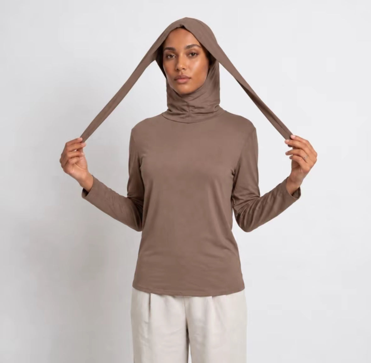 SOUS PULLE AVEC CAGOULE INTEGRE Lot de 5pcs de meme couleur